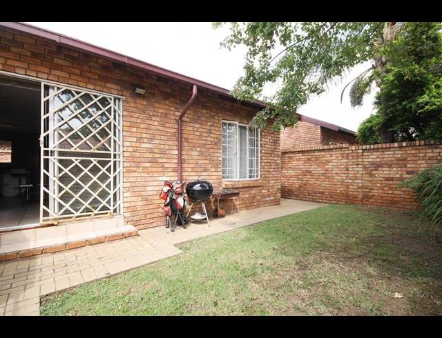 2 BEDROOM TOWNHOUSE FOR SALE IN ROOIHUISKRAAL NORTH